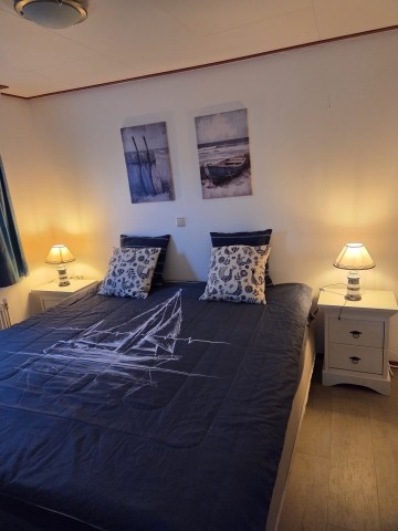 Schlafzimmer mit Doppelbett