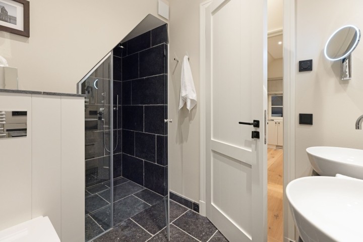 Badezimmer eins im OG