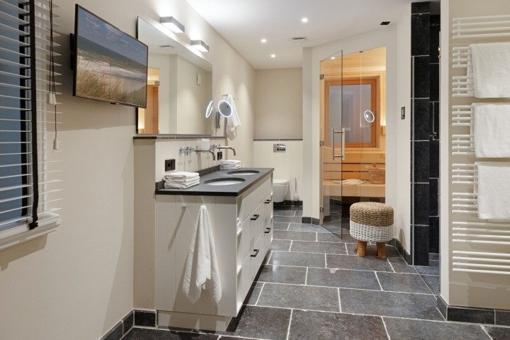 Badezimmer zwei mit Sauna und Ruhebereich im Souterrain