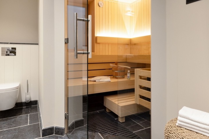 Badezimmer zwei mit Sauna und Ruhebereich im Souterrain