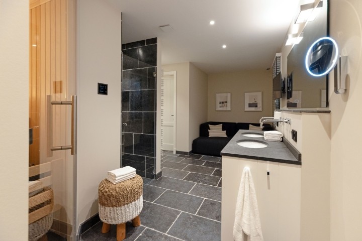 Badezimmer zwei mit Sauna und Ruhebereich im Souterrain