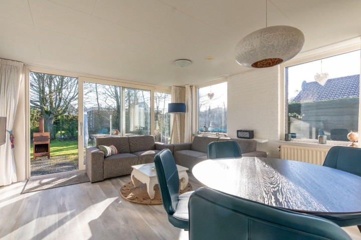 Das helle, geschmackvoll eingerichtete Wohnzimmer