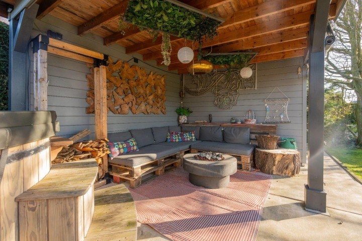 Die Lounge-Ecke unter der überdachten Terrasse