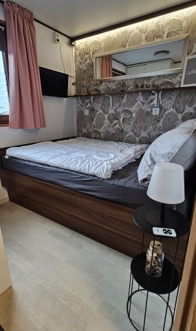 2026 frisch renoviert , Schlafzimmer mit Doppelbett und Sat-TV
