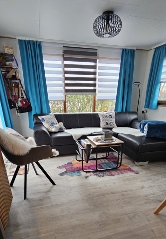 Gemütlicher Wohnraum mit Smart-TV und Klimaanlage