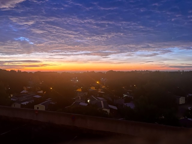 Vom Balkon: Die ersten Farben des Tages im Oktober über Narbonne-Plage