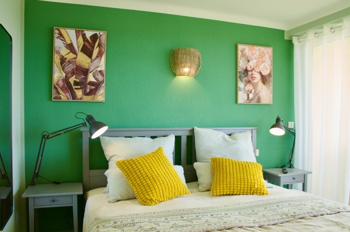 Doppelbett mit zwei einzelnen Matratzen, leiser Klimaanlage und Meerblick