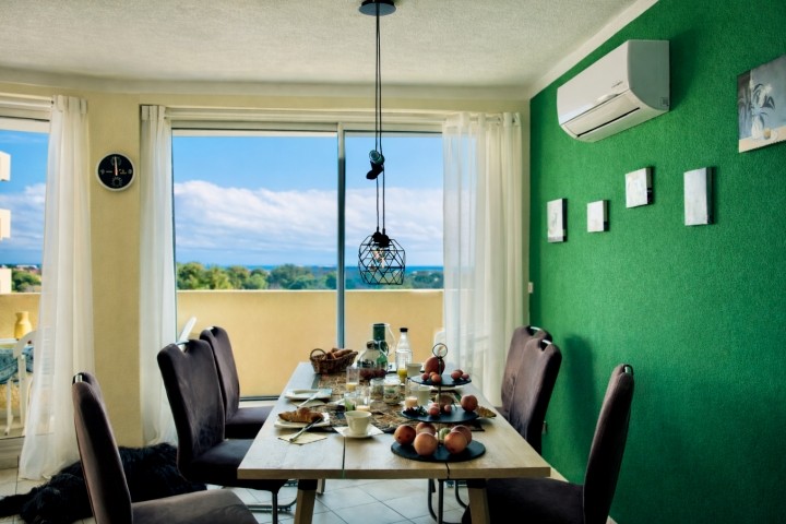 Großer Esstisch für bis zu 6 Personen – essen, spielen oder den Tag planen