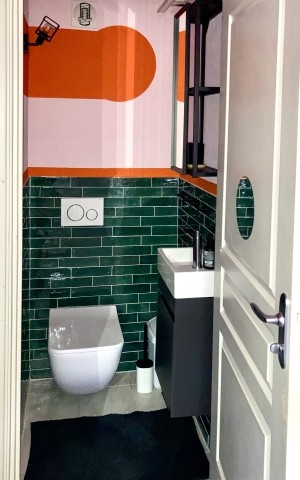 Zweites Bad zum Ausweichen: WC, Waschbecken und Spiegelschrank 