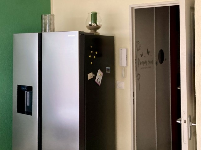 Große Kühl-Gefrierkombi mit Eiswürfel- und Wasserspender - viel Platz für Einkäufe