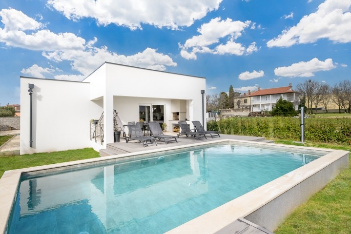 Außenansciht mit Pool