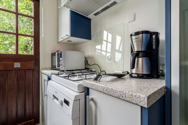 Die offene Küche mit ua Spülmaschine und Kombi-Mikrowelle