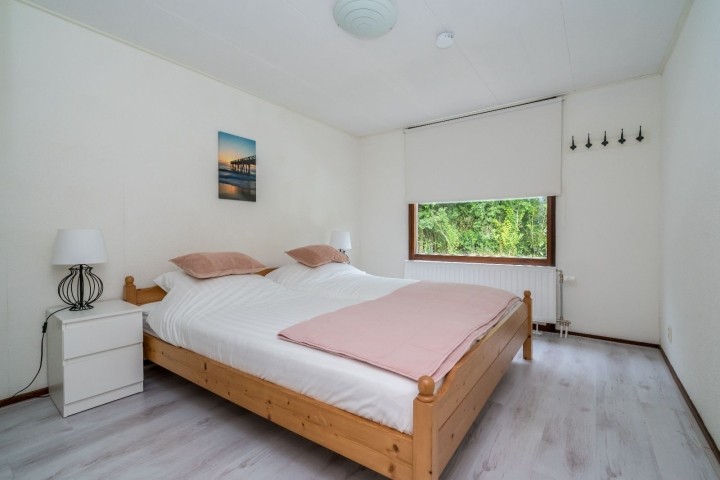 Das Hauptschlafzimmer mit Doppelbett und Kleiderschrank