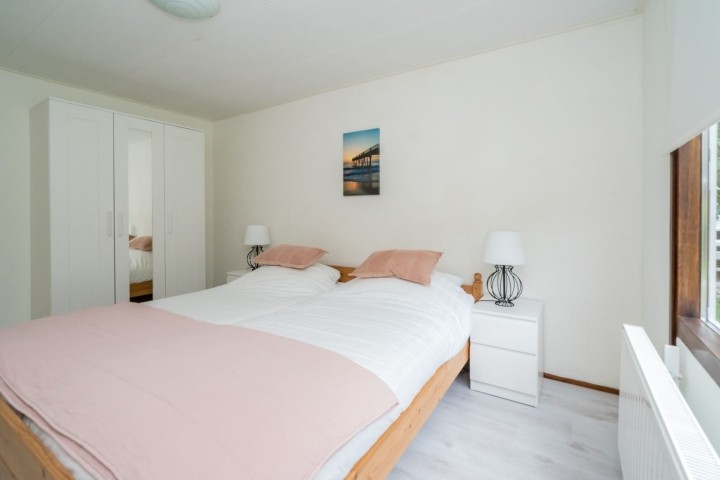 Das Hauptschlafzimmer mit Doppelbett und Kleiderschrank