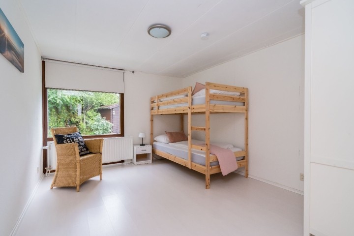 2. Schlafzimmer mit Etagenbett und Kleiderschrank
