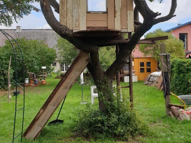 Garten mit Baumhaus