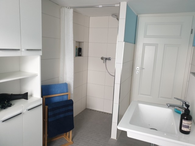 Badezimmer mit Dusche
