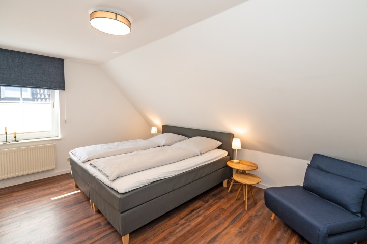 Schlafzimmer mit Boxspringbett