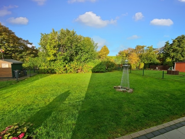 Schöner und komplett eingezäunter Garten