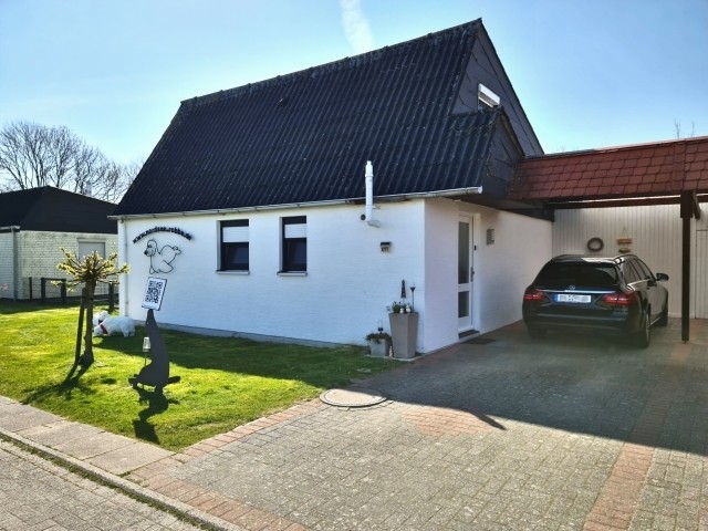 Haus mit Carport und weiterem Parkplatz