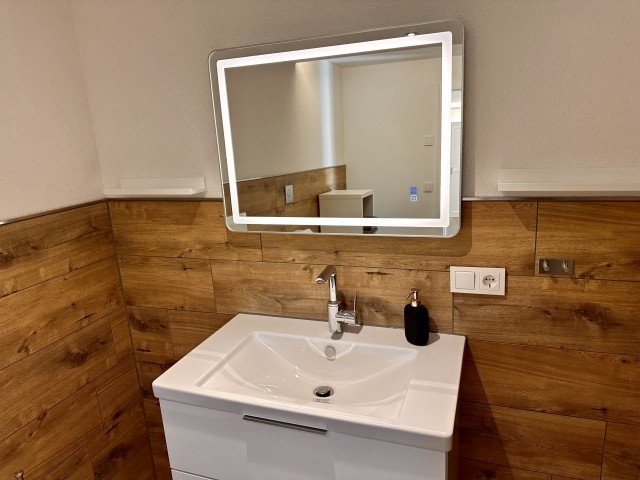 Waschbecken mit Spiegel