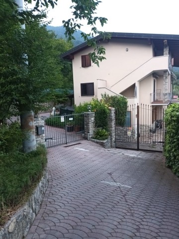 Hausansicht mit Einfahrt auf den abgeschlossenen Hof