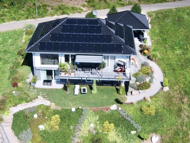 Unser Haus von oben, links unten die Ferienwohnung