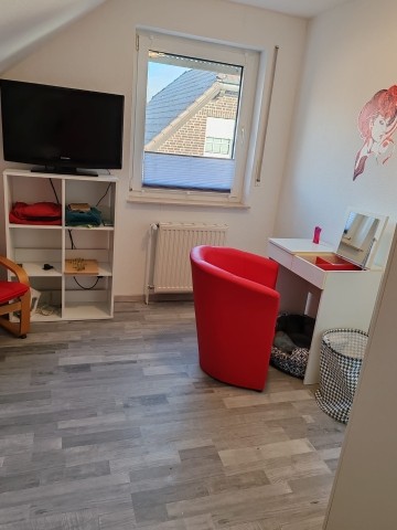 Schlafzimmer rot mit Einzelbett