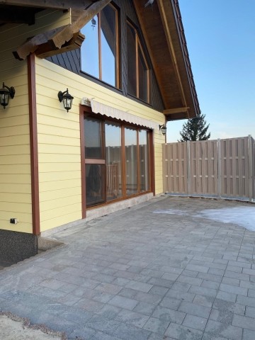 Hausansicht mit Terrasse