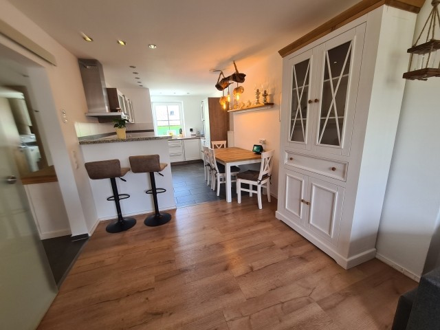 Blick vom Wohnbereich in den Küchenbereich