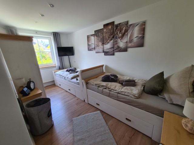 Gäste- bzw. Kinderzimmer mit zwei Einzelbetten plus TV