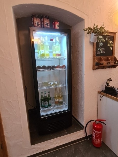 Öffentlicher Getränkekühlschrank mit hausgemachten Obstweinen und Honig aus eigener Herstellung