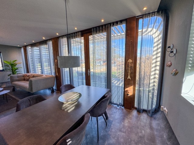 Vom Essplatz eröffnet sich ein wundervoller Blick in den Garten