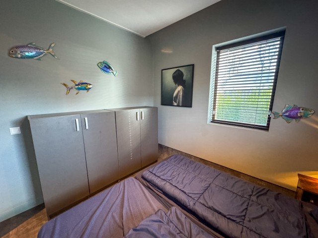 Reichlich Stauraum bieten ein Schrank und eine Kommode