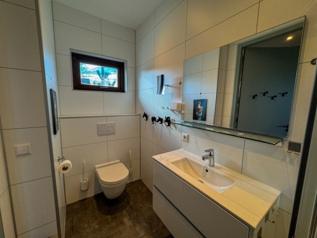 Das Bad ist hell gestaltet