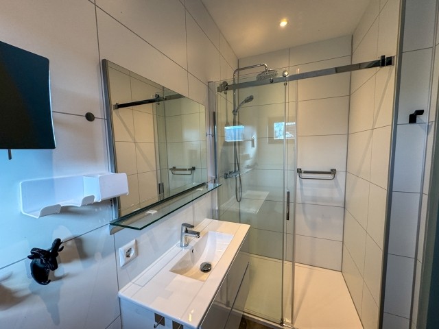 Das Bad verfügt über eine ebenerdige Regendusche