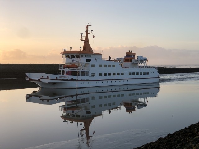 Langeoog Fähre im Abendlicht