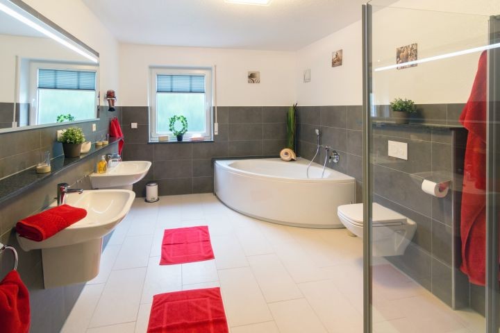 Badezimmer mit Dusche und Wanne 