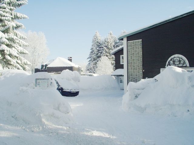Haus Hopfe bei hohem Schnee