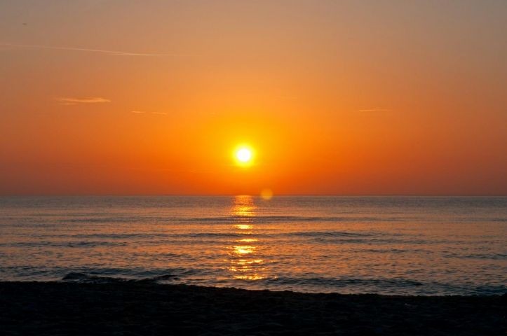 Und am Abend geht die Sonne im Meer unter.