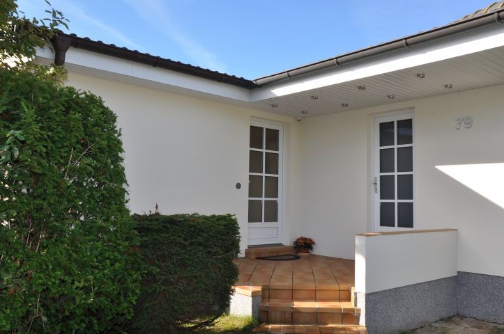 Komfortables Ferienhaus fast am Strand mit schönem Garten