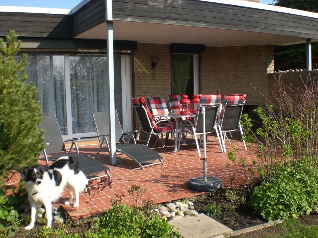 Terrasse mit Sitzplätzen, Gartenliegen und Gioia