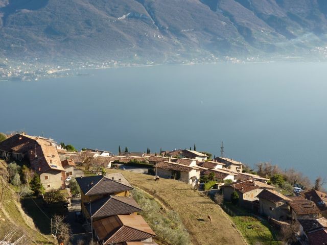 Das Bergdorf Mezzema an der westseitigen Steilküste