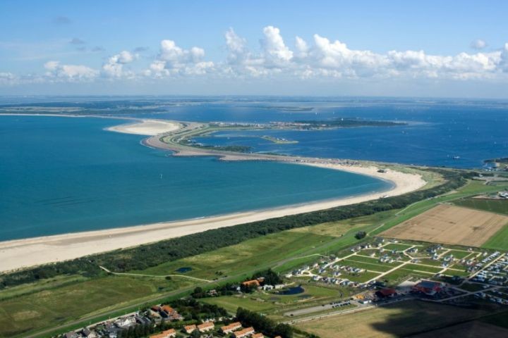 Scharendijke hat eine perfekte Lage, direkt am Grevelinger MEer und der Nordsee, die biede durch den Brouwersdam getrennt sind