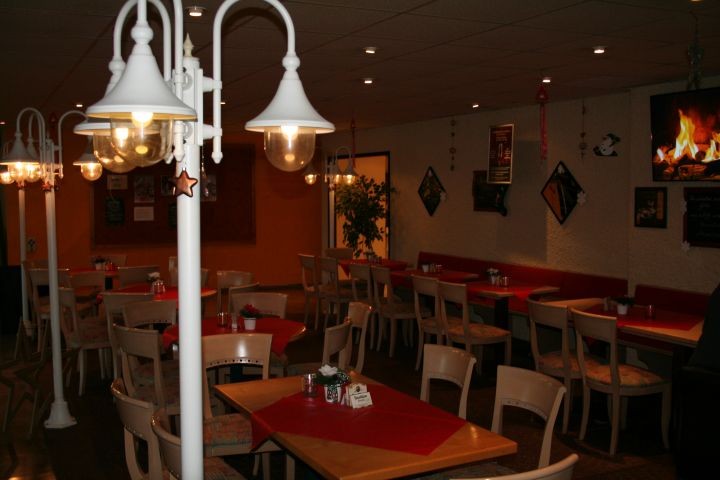 Straßencafe im Haus