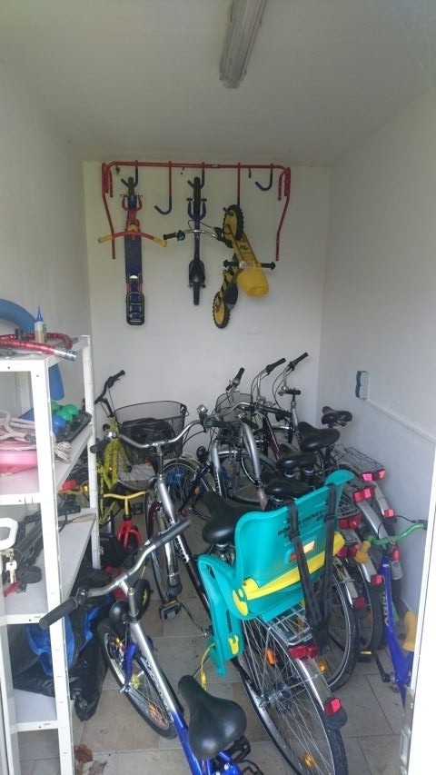Abstellraum mit Fahrrädern & diversen Kinderfahrzeugen