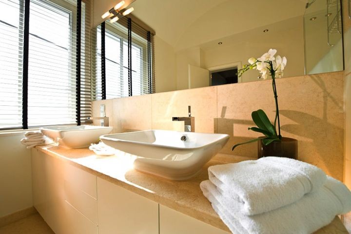 eines der beiden Badezimmer