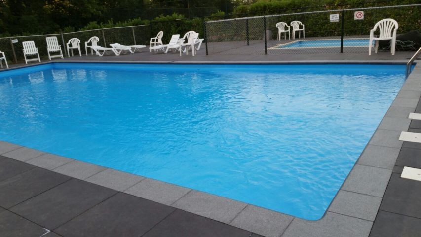 Pool und Kinderbecken (Bild vom Spätherbst)
