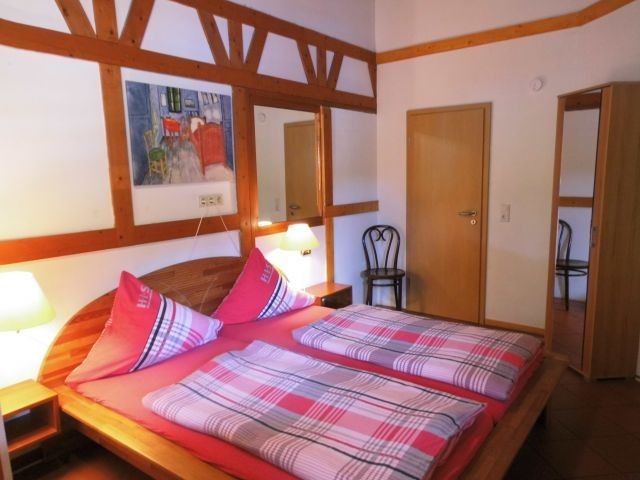 Schlafzimmer mit 1,80 m breiten Doppelbett   Topper auf jedem Better Matratze