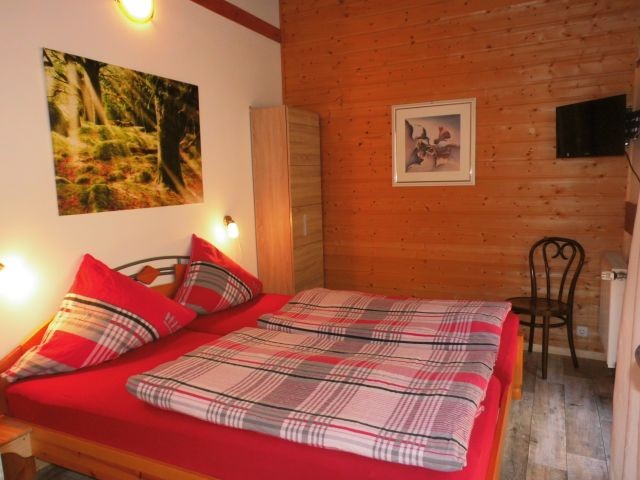 Schlafzimmer mit 1,80 m breiten Doppelbett, Topper auf jeder Matratze   TV                                                     TV